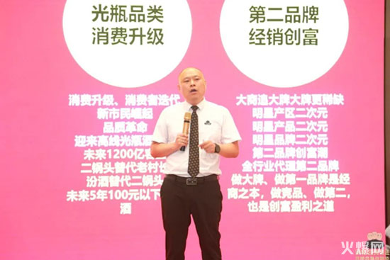 黑格咨詢集團(tuán)8周年慶典,豪擲200萬重獎(jiǎng)經(jīng)營管理團(tuán)隊(duì) 黑格咨詢集團(tuán)8周年慶典,豪擲200萬重獎(jiǎng)經(jīng)營管理團(tuán)隊(duì)