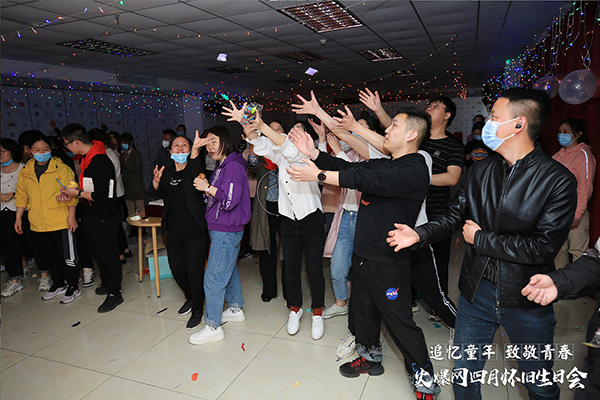 “追憶童年·致敬青春”火爆網(wǎng)4月懷舊生日會圓滿舉辦! “追憶童年·致敬青春”火爆網(wǎng)4月懷舊生日會圓滿舉辦!